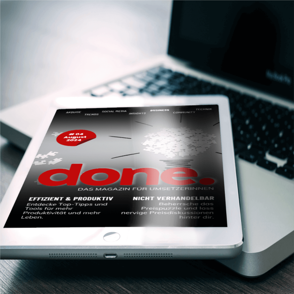 Auf einer Laptop-Tastatur liegt ein Tablet mit dem Titel des deutschen Magazins &bdquo;done&ldquo;. Der Text auf dem Cover ist in kr&auml;ftigem Rot gehalten und konzentriert sich auf Tipps zu Effizienz und Produktivit&auml;t.