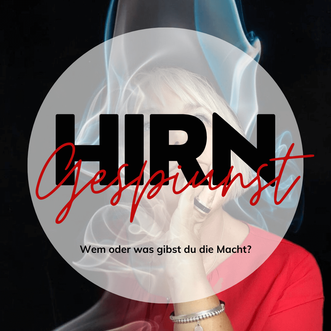 Eine Person in einem roten Hemd hält ein Mikrofon hinter einem rauchigen Hintergrund mit den Texten „HIRN Gespinst“ und „Wem oder was gibst du die Macht?“ auf Deutsch. Eine Person in einem roten Hemd hält ein Mikrofon hinter einem rauchigen Hintergrund mit den Texten „HIRN Gespinst“ und „Wem oder was gibst du die Macht?“ auf Deutsch.