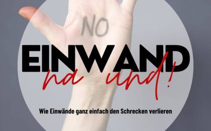 Eine Hand mit der Aufschrift „NEIN“ auf der Handfläche ist durch einen durchsichtigen Text mit der Aufschrift „EINWAND na und!“ zu sehen. Unten ist ein kleinerer Text: „Wie Einwände ganz einfach den Schrecken verlieren.