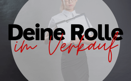 Person mit leerem Klemmbrett vor dunklem Hintergrund. Der Text „Deine Rolle im Verkauf“ ist deutlich zu sehen.
