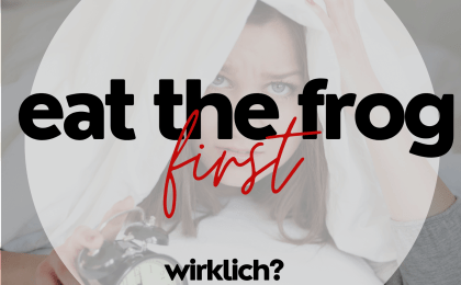 Person unter einer Decke, die einen Wecker mit dem darüber gelegten Text hält: „Iss zuerst den Frosch, wirklich?“.