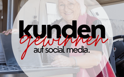 Frau sitzt in einem Wohnmobil und benutzt einen Laptop, überlagert mit dem deutschen Text „Erfolgreich mit Akquise auf Social Media“.