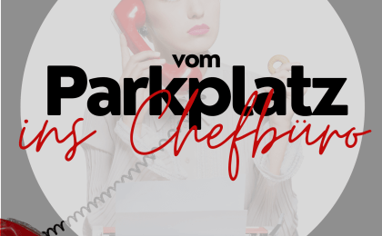 Eine Frau mit einem roten Vintage-Telefon sitzt an einem Schreibtisch mit einer Schreibmaschine. Der deutsche Text lautet: „Vom Parkplatz ins Chefbüro.“.